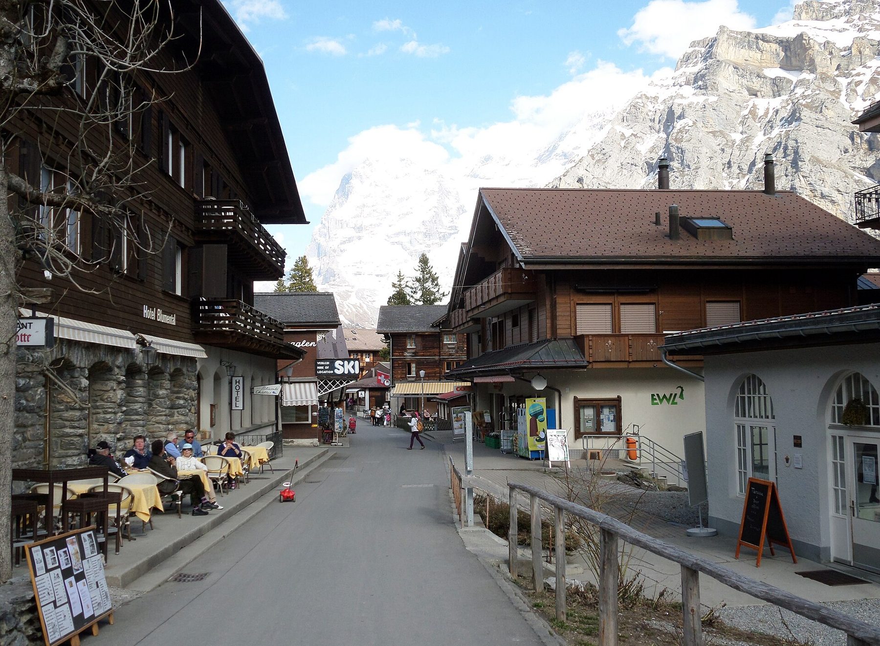 เดินข้ามหมู่บ้าน Mürren 🏡