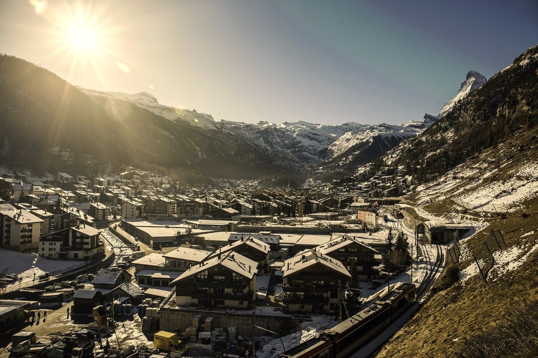 ข้ามแคว้นไป Zermatt · หมู่บ้านใต้ Matterhorn